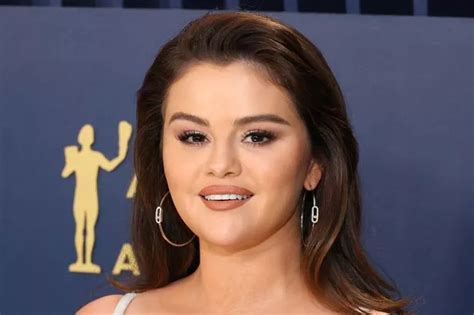 selena gomez nides|Selena Gomez deletes racy snap after embarrassing wardrobe。